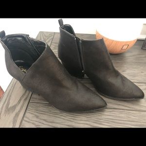 Black size 7 NEE qupid booties